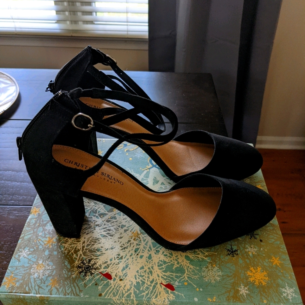 Round toe pumps